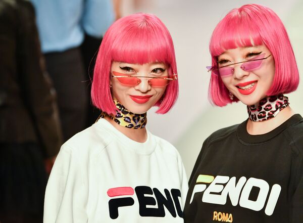 Модели представляют коллекцию бренда Fendi на Неделе моды в Милане - Sputnik Казахстан