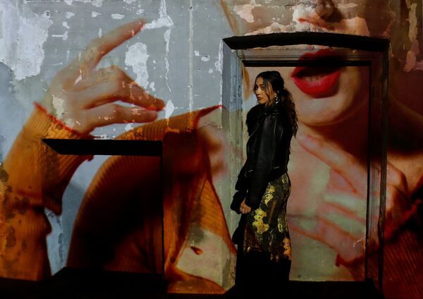 Гостья напротив видеопроекции во время показа мод на Неделе моды Весна/Лето 2019 в Милане - Sputnik Казахстан