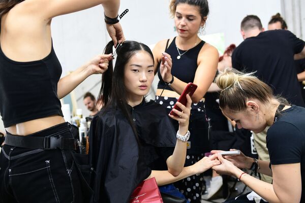 Модель во время подготовки к показу мод на Неделе моды Весна/Лето 2019 в Милане - Sputnik Казахстан
