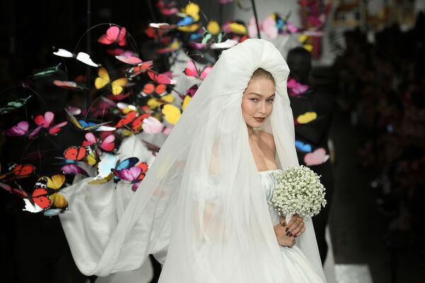 Модель Джиджи Хадид представляет коллекцию бренда Moschino на Неделе моды в Милане - Sputnik Казахстан