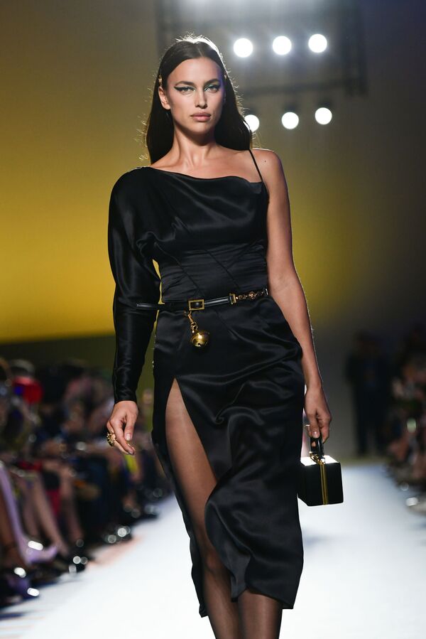 Модель Ирина Шейк представляет коллекцию бренда Versace на Неделе моды в Милане - Sputnik Казахстан