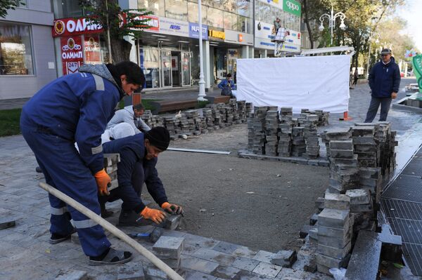 На Арбате в Алматы переделывают плитку - Sputnik Казахстан