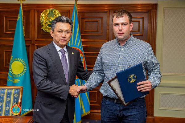Аким Астаны Бахыт Султанов наградил Артема Карева - Sputnik Казахстан