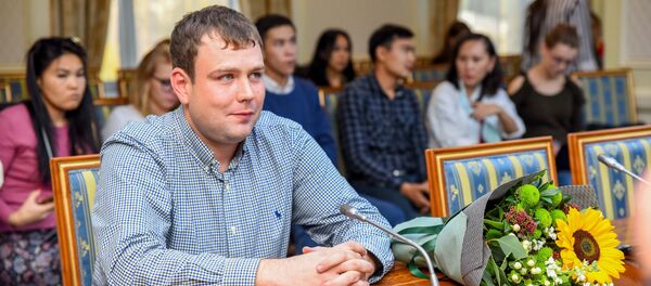 Артем Карев спас ребенка, выпавшего с балкона десятого этажа - Sputnik Казахстан