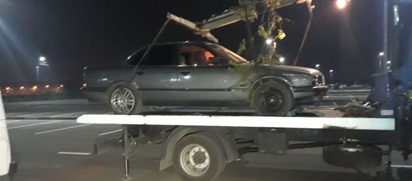 Водитель бросил автомобиль BMW после того, как сбил на нем двух девушек - Sputnik Казахстан