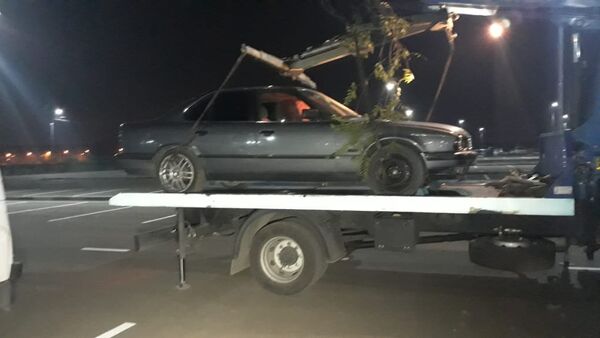 Водитель бросил автомобиль BMW после того, как сбил на нем двух девушек - Sputnik Казахстан