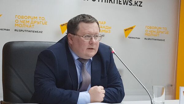 Кто получает выгоду от слабого тенге - мнение эксперта - Sputnik Казахстан