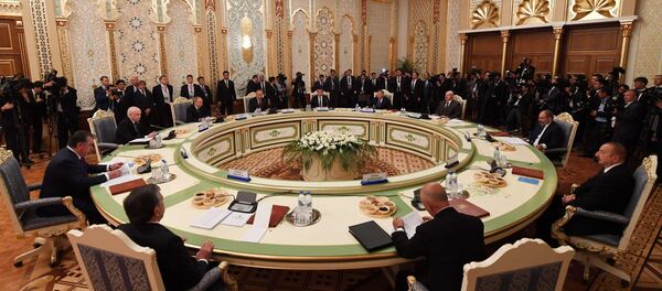 Нұрсұлтан Назарбаев ТМД-ға мүше елдер басшылары кеңесінің отырысына қатысты Нұрсұлтан Назарбаев ТМД-ға мүше елдер басшылары кеңесінің отырысына қатысты - Sputnik Қазақстан