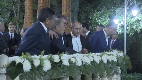 Президенты прогулялись по райскому саду в Душанбе - Sputnik Казахстан