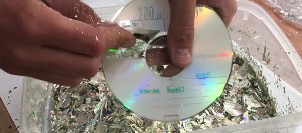 Британский художник превращает старые CD в картины - Sputnik Казахстан