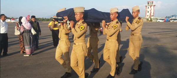 Әуе диспетчері Антониус Гунаван Агунгтың мәйітін алып бара жатыр Әуе диспетчері Антониус Гунаван Агунгтың мәйітін алып бара жатыр - Sputnik Қазақстан