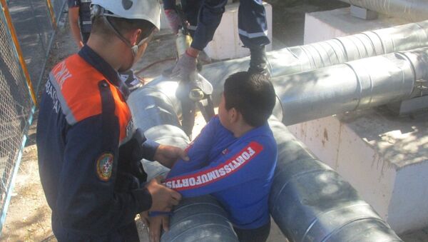Вызволение ребенка из ловушки в теплотрассе в Кызылорде - Sputnik Казахстан
