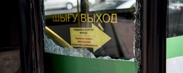 Разбитое стекло в пассажирском автобусе, архивное фото - Sputnik Казахстан