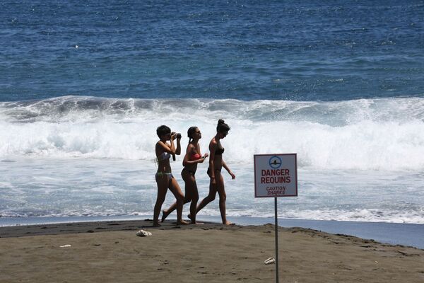 Девушки на пляже острова Реюньон в Индийском океане - Sputnik Казахстан