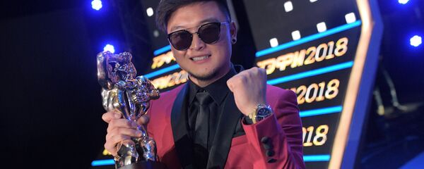 Лауреат российской телевизионной премии ТЭФИ-2018 в номинацииРазвлекательное ток-шоу прайм-тайма (проект Саранхэ) певец и телеведущий Анатолий Цой - Sputnik Казахстан