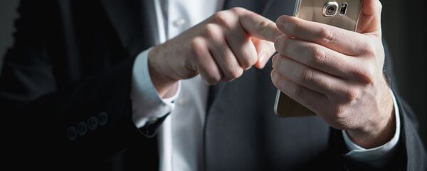 Смартфон в руках мужчины - Sputnik Казахстан