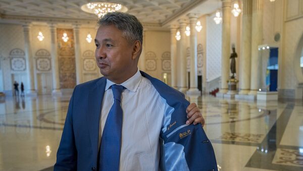 Азат Перуашев продемонстрировал журналистам свой пиджак от отечественного производителя - Sputnik Казахстан