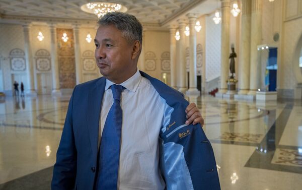 Депутат мажилиса Азат Перуашев продемонстрировал журналистам свой пиджак от отечественного производителя - Sputnik Казахстан