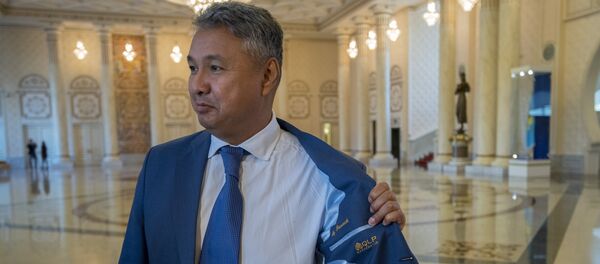 Азат Перуашев продемонстрировал журналистам свой пиджак от отечественного производителя - Sputnik Казахстан