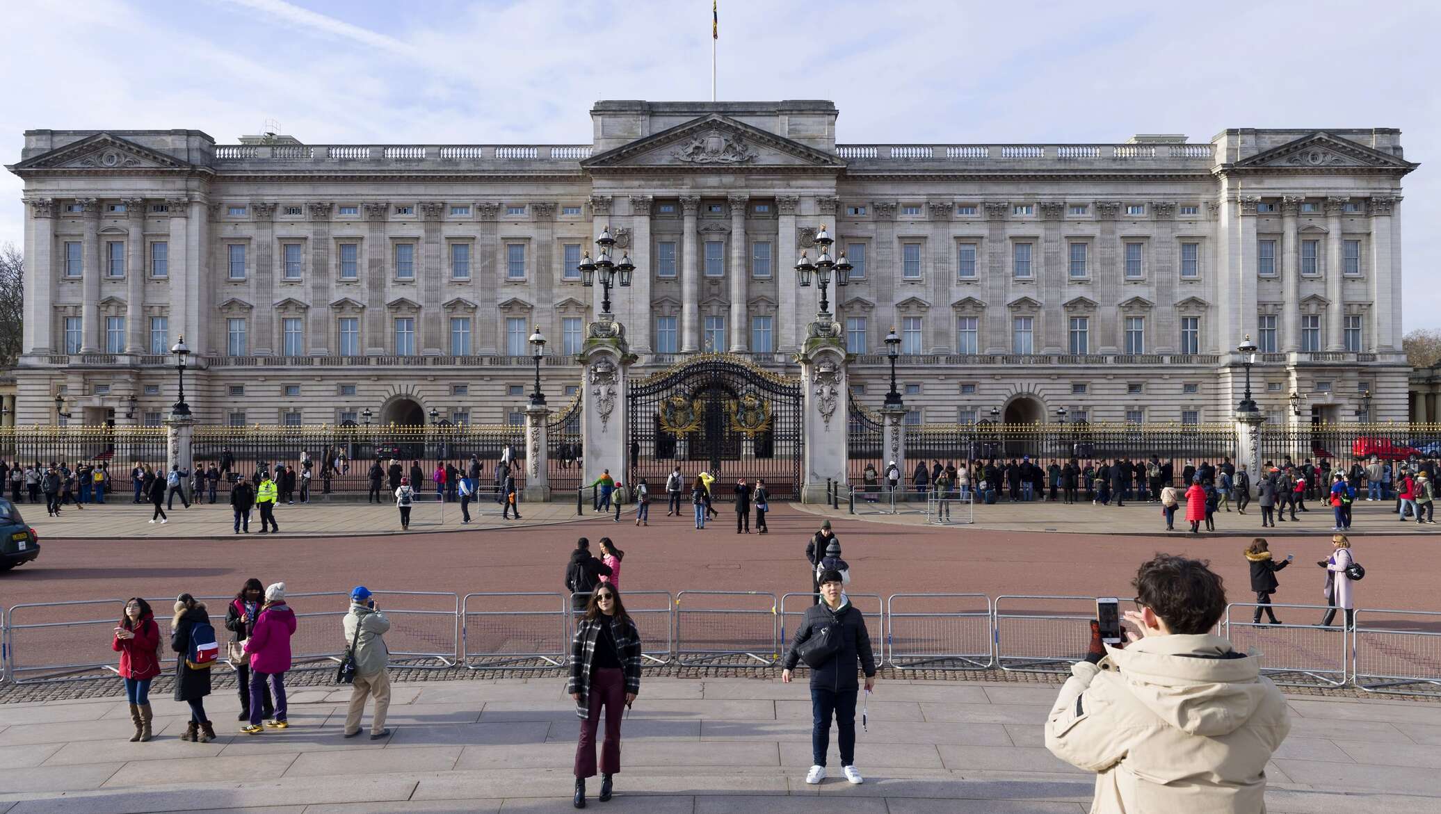 В лондоне приспустили флаги. Букингемский дворец в Лондоне. Дом Елизаветы 2 в Лондоне. Королевский Джин Букингемский дворец.
