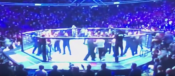 Массовая потасовка после боя Хабиба Нурмагомедова и Конора МакГрегора - Sputnik Казахстан