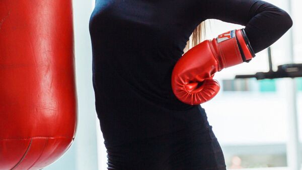 Женщина с боксерской перчаткой - Sputnik Казахстан