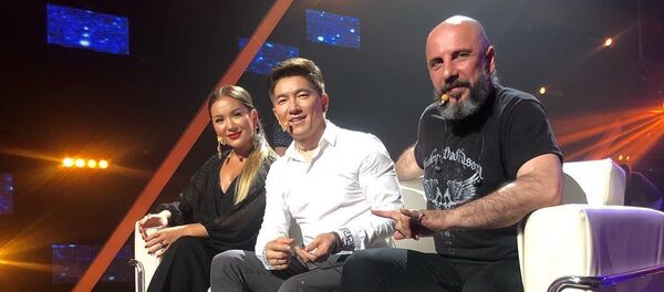 Сәкен Майғазиев әріптестерімен бірге бағдарламада отыр - Sputnik Қазақстан