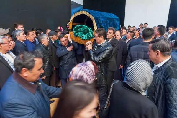 Прощание с писателем Шерханом Муртазой - Sputnik Казахстан