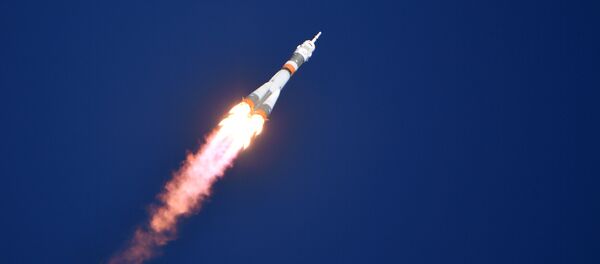 Ракета-носитель Союз-ФГ с пилотируемым кораблем Союз МС-10 после старта со стартового стола первой Гагаринской стартовой площадки космодрома Байконур Ракета-носитель Союз-ФГ с пилотируемым кораблем Союз МС-10 после старта со стартового стола первой Гагаринской стартовой площадки космодрома Байконур - Sputnik Казахстан