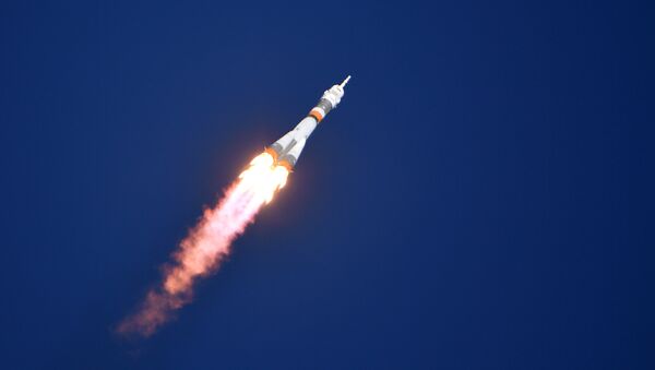 Ракета-носитель Союз-ФГ с пилотируемым кораблем Союз МС-10 после старта со стартового стола первой Гагаринской стартовой площадки космодрома Байконур - Sputnik Казахстан