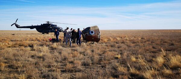 Капсула на которой аварийно приземлились члены основного экипажа МКС-57/58 космонавт Роскосмоса Алексей Овчинин и астронавт NASA Ник Хейг - Sputnik Казахстан