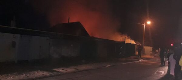 Сильный пожар в частном секторе по ул. Аносова - Sputnik Казахстан