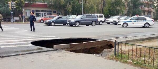 Асфальт провалился в Павлодаре Асфальт провалился в Павлодаре - Sputnik Казахстан