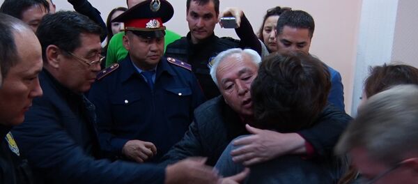 Слезы и объятия - Матаевы прощались с семьей после суда - Sputnik Казахстан