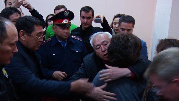 Слезы и объятия - Матаевы прощались с семьей после суда - Sputnik Казахстан