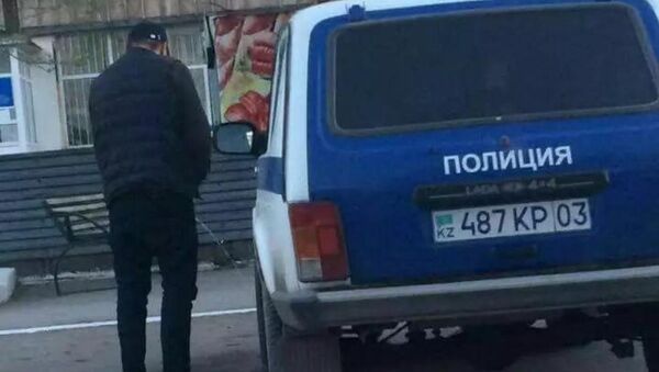 Неизвестный мужчина справил нужду рядом с автомобилем полиции в Атбасаре - Sputnik Казахстан