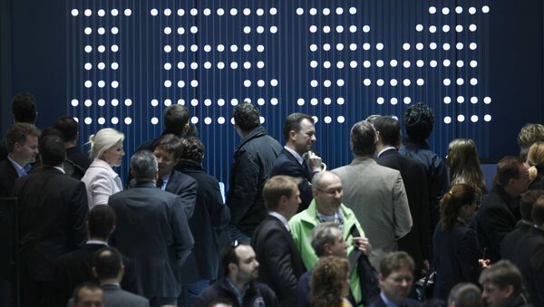 Архивное фото посетителей перед стендом компании IBM на электронной выставке в Германии - Sputnik Казахстан