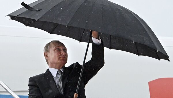 Архивное фото Владимира Путина у трапа самолета с зонтом - Sputnik Казахстан