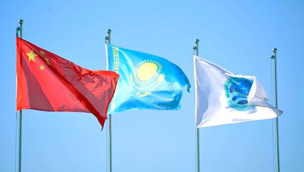Флаги Китая, Казахстана, ШОС - Sputnik Казахстан