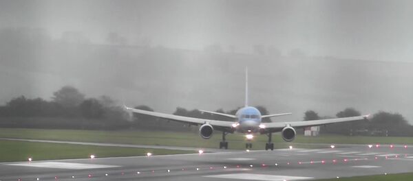 Лайнер в Бристоле совершил сложную посадку при боковом ветре - Sputnik Казахстан
