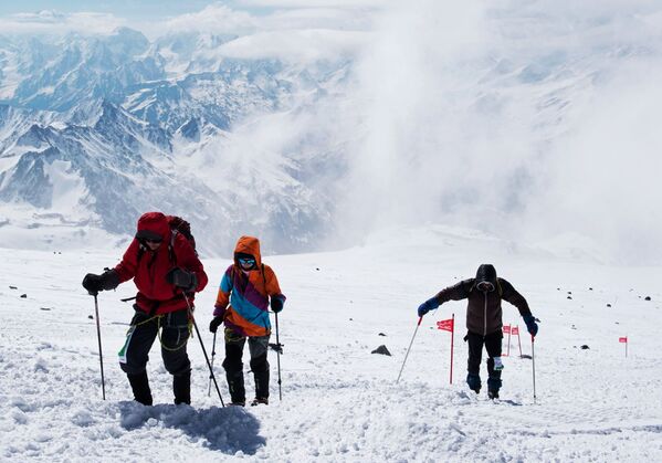 Участники во время скоростного восхождения на западную вершину Эльбруса - Sputnik Казахстан