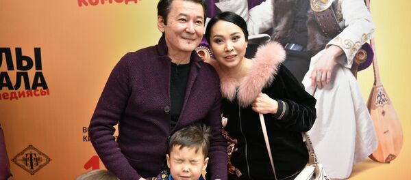 Қыдырәлі Болманов пен Қарақат Әбілдина Ұлы дала комедиясы фильмінің премьерасында - Sputnik Қазақстан