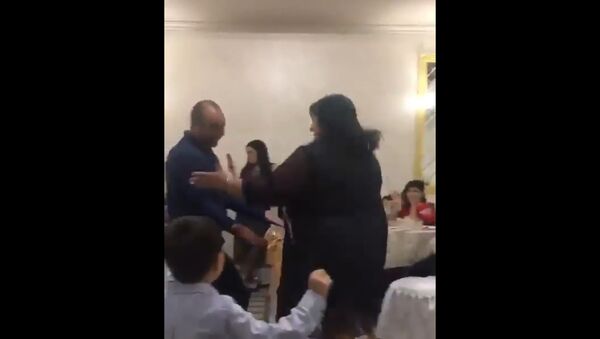 Женщина едва не раздавила мужчину на свадьбе  во время танца - Sputnik Казахстан