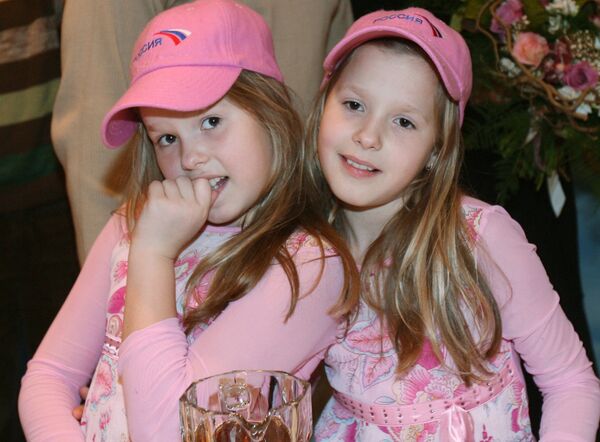 Победительницы Детского Евровидения-2006 сестры-близнецы Толмачевы - Маша и Настя - Sputnik Казахстан