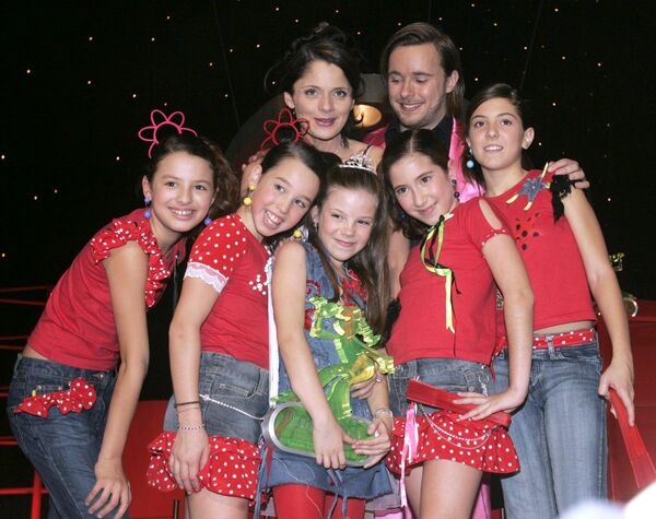 Победительница Детского Евровидения-2004 Мария Исабель (в центре)  - Sputnik Казахстан