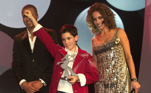 Победитель Детского Евровидения-2003 Дино Елушич (в центре) - Sputnik Казахстан