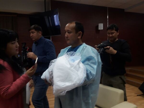 Отец малыша признался, что в голову приходили страшные мысли и выразил благодарность врачам за спасение супруги - Sputnik Казахстан