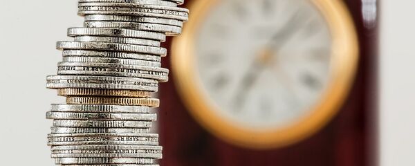 Монеты на фоне часов - Sputnik Казахстан