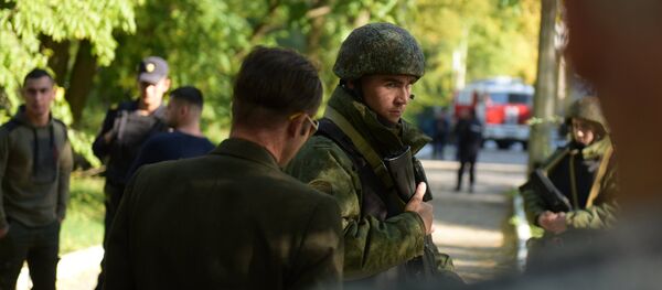 Керчьтегі политехникалық колледж жанындағы әскери қызметкер Керчьтегі политехникалық колледж жанындағы әскери қызметкер - Sputnik Қазақстан