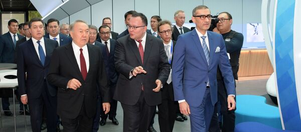 Президент Казахстана Нурсултан Назарбаев посетил презентационную площадку компании Nokia Президент Казахстана Нурсултан Назарбаев посетил презентационную площадку компании Nokia - Sputnik Казахстан